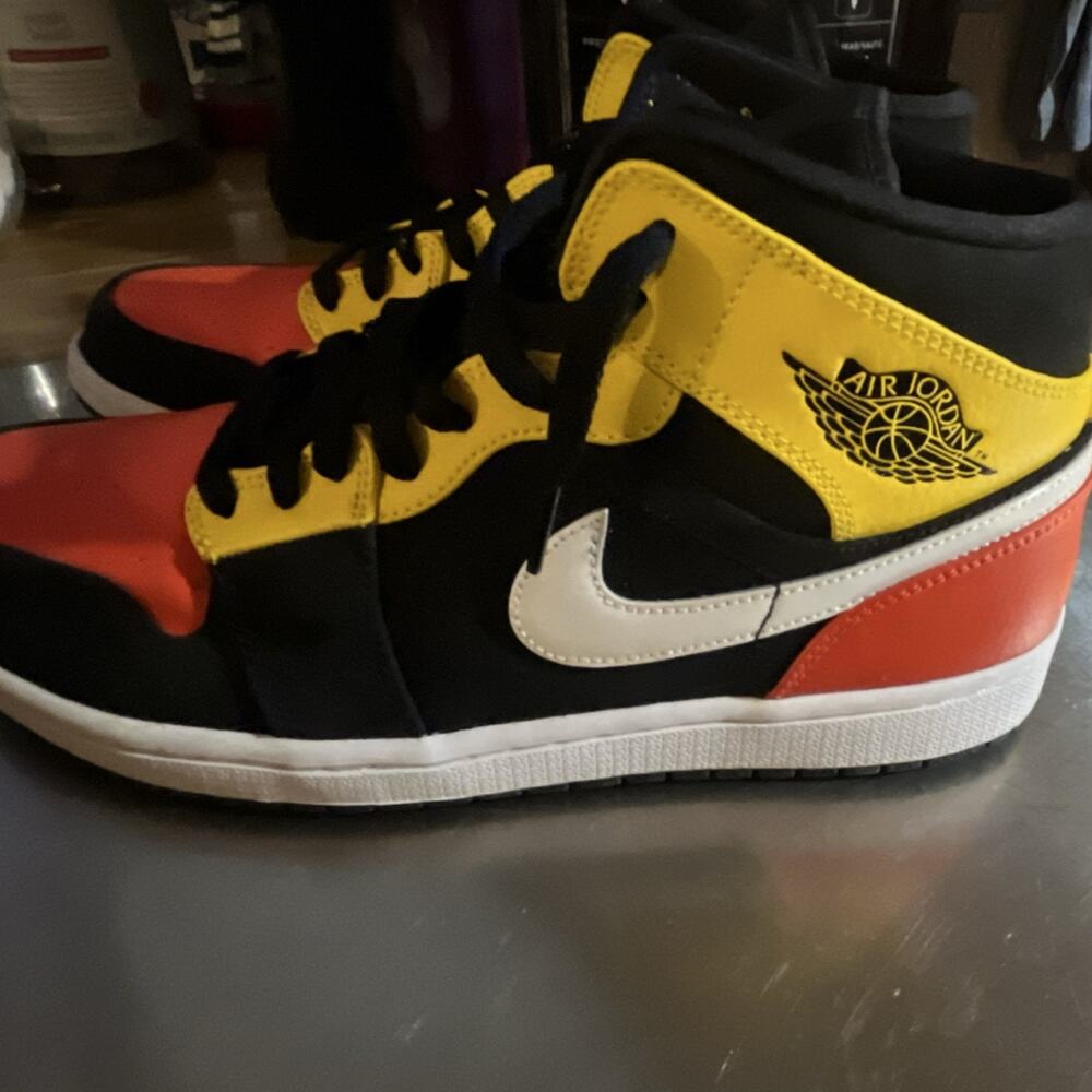 Jordan Air Jordan 1 Mid SE Black Amarillo Men's Sneaker Mid Top 9.5